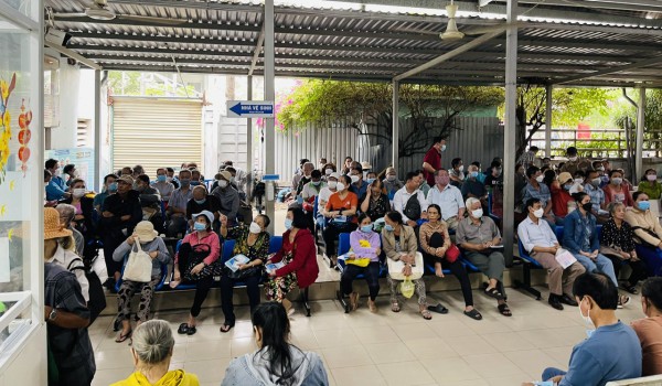 Người dân than phiền bệnh viện công thiếu bãi giữ xe, nhà vệ sinh hôi Người dân than phiền bệnh viện công thiếu bãi giữ xe, nhà vệ sinh hôi