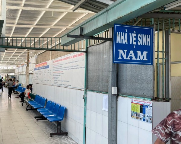 Người dân than phiền bệnh viện công thiếu bãi giữ xe, nhà vệ sinh hôi Người dân than phiền bệnh viện công thiếu bãi giữ xe, nhà vệ sinh hôi