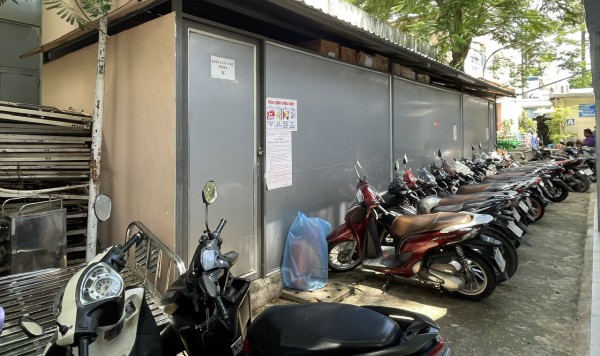 Người dân than phiền bệnh viện công thiếu bãi giữ xe, nhà vệ sinh hôi Người dân than phiền bệnh viện công thiếu bãi giữ xe, nhà vệ sinh hôi