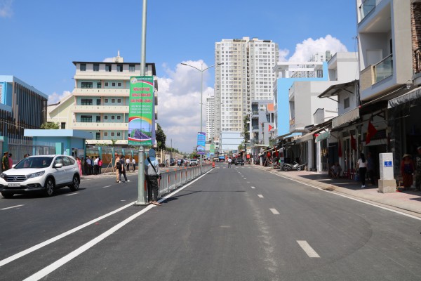 Người dân vui mừng khi đường Tạ Quang Bửu thông xe sau 23 năm