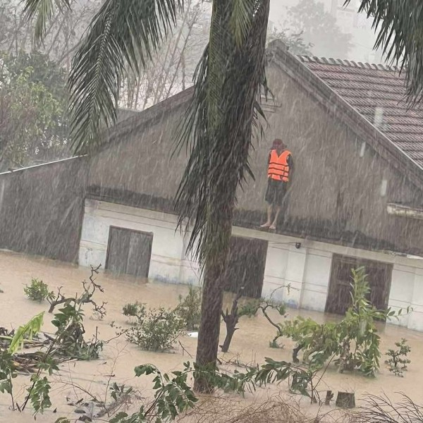 Người dân vùng ngập lụt Khánh Hòa, Phú Yên cũ kêu cứu 'có thai phụ và người già' Người dân vùng ngập lụt Khánh Hòa, Phú Yên cũ kêu cứu 'có thai phụ và người già'