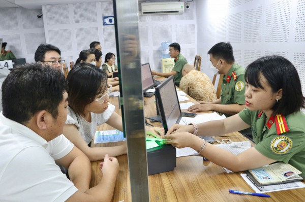 Người nước ngoài dễ dàng khai báo thuế khi có tài khoản VNeID Người nước ngoài dễ dàng khai báo thuế khi có tài khoản VNeID