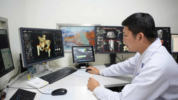 Người nước ngoài nhập viện nguy kịch, bác sĩ Việt Nam căng mình mổ cấp cứu Người nước ngoài nhập viện nguy kịch, bác sĩ Việt Nam căng mình mổ cấp cứu