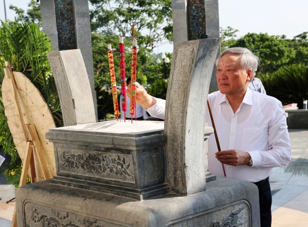 Nguyên Phó thủ tướng trao nhà tình nghĩa cho gia đình người có công ở Đà Nẵng Nguyên Phó thủ tướng trao nhà tình nghĩa cho gia đình người có công ở Đà Nẵng