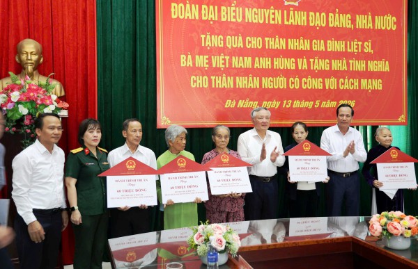Nguyên Phó thủ tướng trao nhà tình nghĩa cho gia đình người có công ở Đà Nẵng Nguyên Phó thủ tướng trao nhà tình nghĩa cho gia đình người có công ở Đà Nẵng