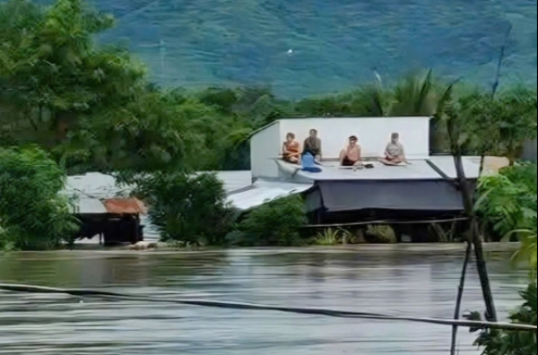 Nguyên nhân mưa lũ miền Trung vượt đỉnh lịch sử, ngập lụt còn kéo dài Nguyên nhân mưa lũ miền Trung vượt đỉnh lịch sử, ngập lụt còn kéo dài