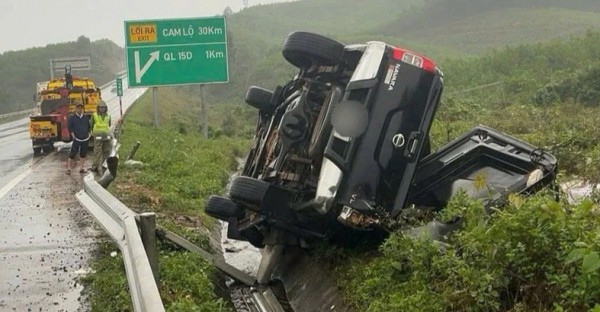 Nguyên nhân vụ tai nạn chết người trên cao tốc Cam Lộ - La Sơn Nguyên nhân vụ tai nạn chết người trên cao tốc Cam Lộ - La Sơn