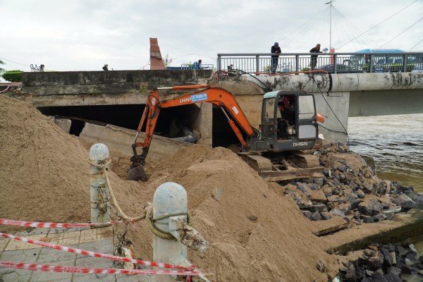 Nha Trang: Cấm một chiều xe tải và xe khách qua cầu Trần Phú do xói lở Nha Trang: Cấm một chiều xe tải và xe khách qua cầu Trần Phú do xói lở