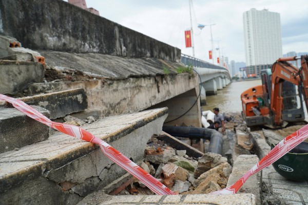 Nha Trang: Cấm một chiều xe tải và xe khách qua cầu Trần Phú do xói lở Nha Trang: Cấm một chiều xe tải và xe khách qua cầu Trần Phú do xói lở