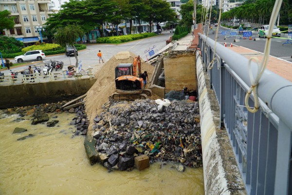 Nha Trang: Cấm một chiều xe tải và xe khách qua cầu Trần Phú do xói lở Nha Trang: Cấm một chiều xe tải và xe khách qua cầu Trần Phú do xói lở