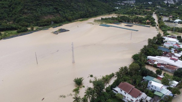 Nha Trang chìm trong biển nước, lũ trên sông Cái tiếp tục dâng cao Nha Trang chìm trong biển nước, lũ trên sông Cái tiếp tục dâng cao