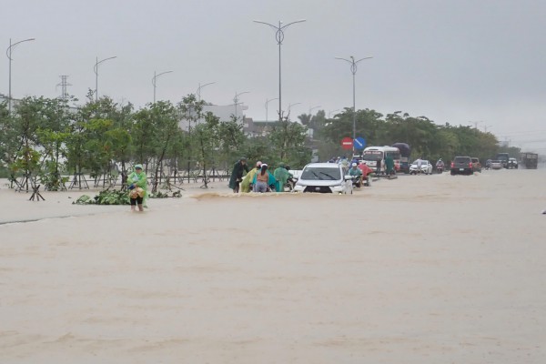 Nha Trang mênh mông biển nước vì lũ chồng lũ Nha Trang mênh mông biển nước vì lũ chồng lũ
