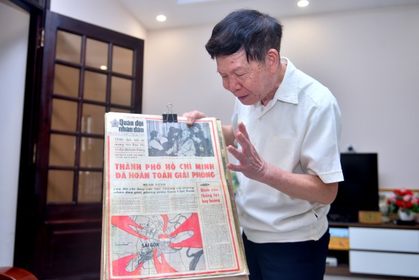 Nhà báo, họa sĩ Lê Đức Tuấn và bức ký họa để đời mừng ngày đất nước thống nhất Nhà báo, họa sĩ Lê Đức Tuấn và bức ký họa để đời mừng ngày đất nước thống nhất