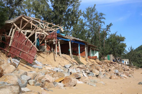 Nhà dân, kè và đường ven biển Quảng Ngãi tan hoang sau bão Kalmaegi Nhà dân, kè và đường ven biển Quảng Ngãi tan hoang sau bão Kalmaegi