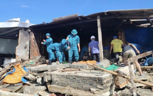 Nhà dân, kè và đường ven biển Quảng Ngãi tan hoang sau bão Kalmaegi Nhà dân, kè và đường ven biển Quảng Ngãi tan hoang sau bão Kalmaegi