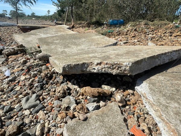 Nhà dân, kè và đường ven biển Quảng Ngãi tan hoang sau bão Kalmaegi Nhà dân, kè và đường ven biển Quảng Ngãi tan hoang sau bão Kalmaegi