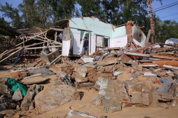 Nhà dân, kè và đường ven biển Quảng Ngãi tan hoang sau bão Kalmaegi Nhà dân, kè và đường ven biển Quảng Ngãi tan hoang sau bão Kalmaegi