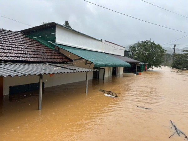 Nhà dân ở chiến khu xưa Ba Lòng ngập tới nóc, cả ngàn người phải sơ tán
