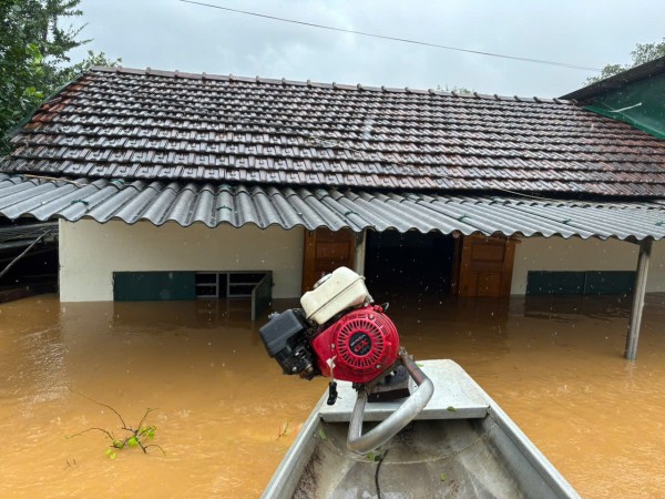 Nhà dân ở chiến khu xưa Ba Lòng ngập tới nóc, cả ngàn người phải sơ tán