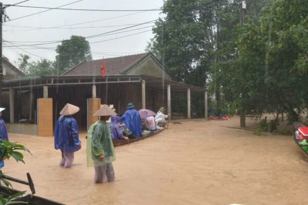 Nhà dân ở chiến khu xưa Ba Lòng ngập tới nóc, cả ngàn người phải sơ tán