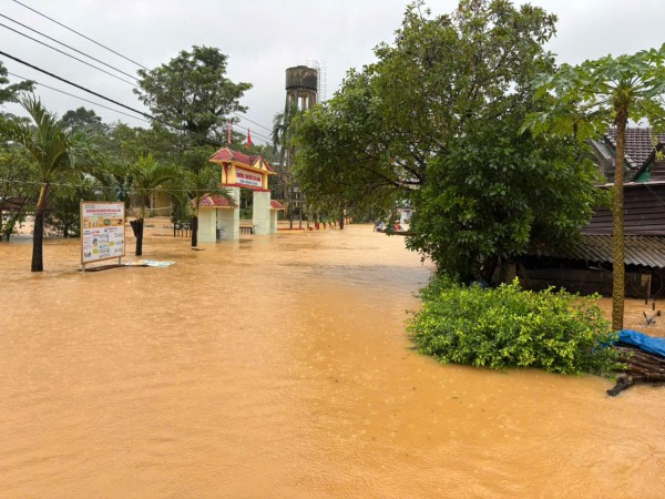 Nhà dân ở chiến khu xưa Ba Lòng ngập tới nóc, cả ngàn người phải sơ tán