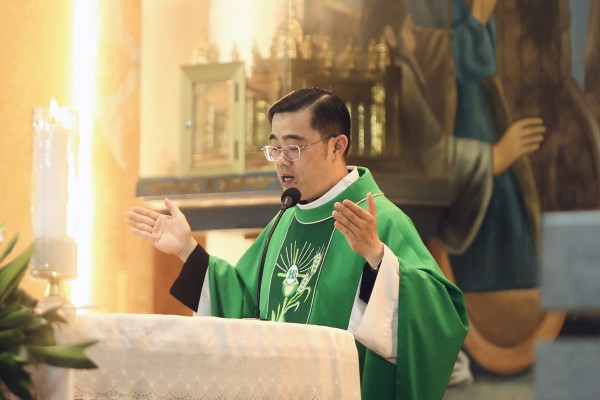 Nhà thờ 5 tháp vòm như 'cung điện' ở TP.HCM, có tượng Đức Mẹ bằng đồng đen