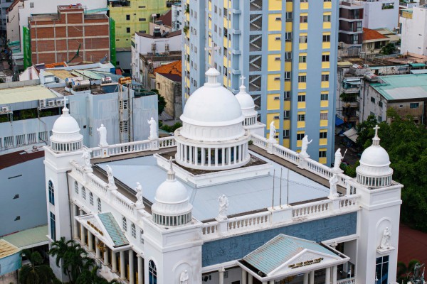 Nhà thờ 5 tháp vòm như 'cung điện' ở TP.HCM, có tượng Đức Mẹ bằng đồng đen