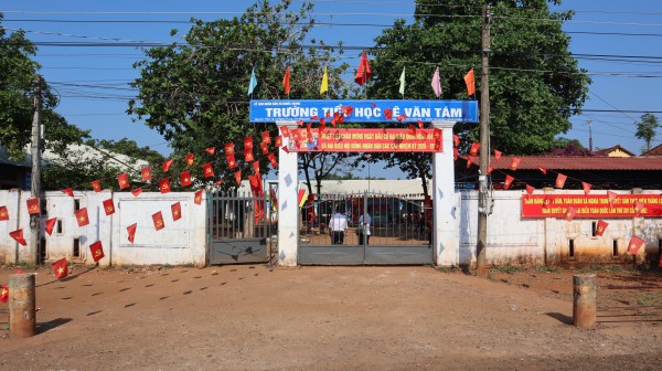 Nhà trường 'kêu cứu' vì lớp học xuống cấp trong vùng quy hoạch bô xít