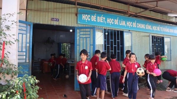Nhà trường 'kêu cứu' vì lớp học xuống cấp trong vùng quy hoạch bô xít