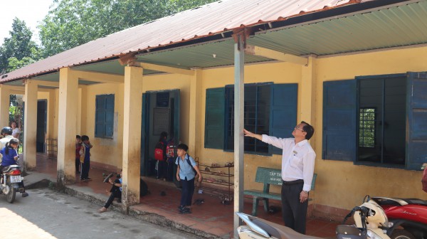 Nhà trường 'kêu cứu' vì lớp học xuống cấp trong vùng quy hoạch bô xít