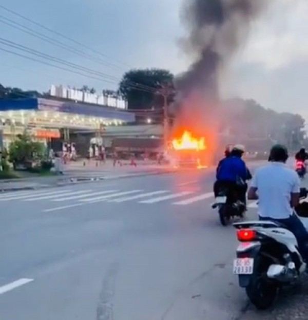 Nhân viên cây xăng cùng người dân dập lửa chiếc xe container cháy ngùn ngụt