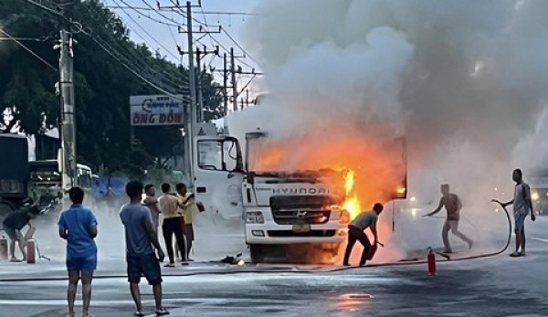 Nhân viên cây xăng cùng người dân dập lửa chiếc xe container cháy ngùn ngụt