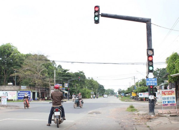 Nhanh chóng rà soát, thay thế đèn giao thông 'bất thình lình chuyển màu'