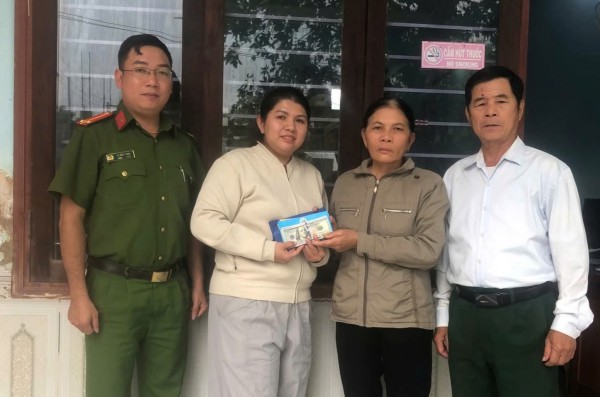 Nhặt gần 2.000 USD trong hàng cứu trợ vùng lũ, người dân nhờ công an tìm chủ