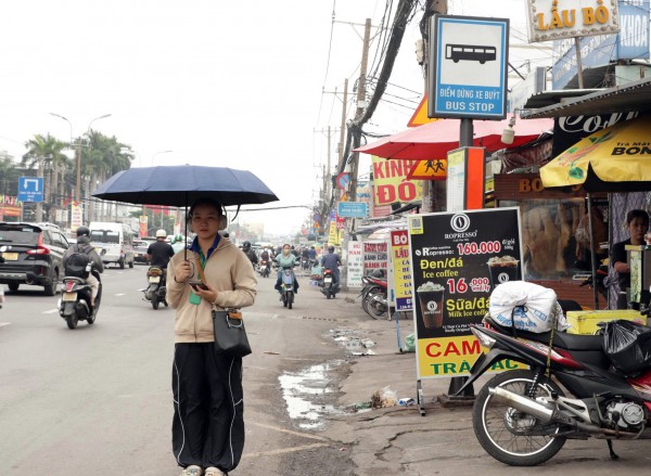 Nhếch nhác điểm chờ xe buýt ở TP.HCM: Chỗ bị chiếm dụng, nơi thành bãi rác