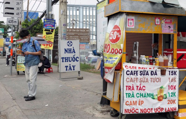 Nhếch nhác điểm chờ xe buýt ở TP.HCM: Chỗ bị chiếm dụng, nơi thành bãi rác