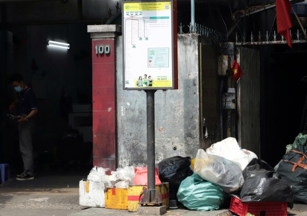 Nhếch nhác điểm chờ xe buýt ở TP.HCM: Chỗ bị chiếm dụng, nơi thành bãi rác
