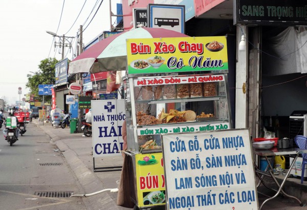 Nhếch nhác điểm chờ xe buýt ở TP.HCM: Chỗ bị chiếm dụng, nơi thành bãi rác