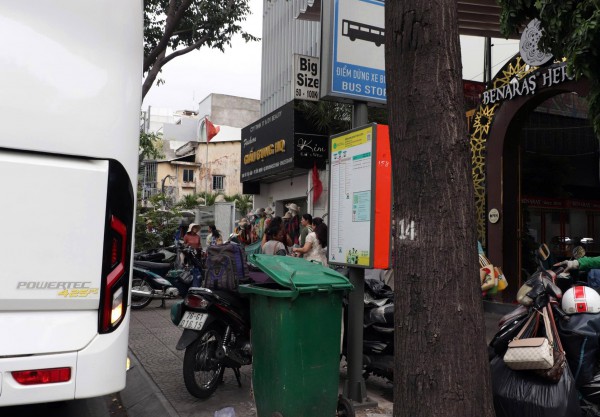 Nhếch nhác điểm chờ xe buýt ở TP.HCM: Chỗ bị chiếm dụng, nơi thành bãi rác