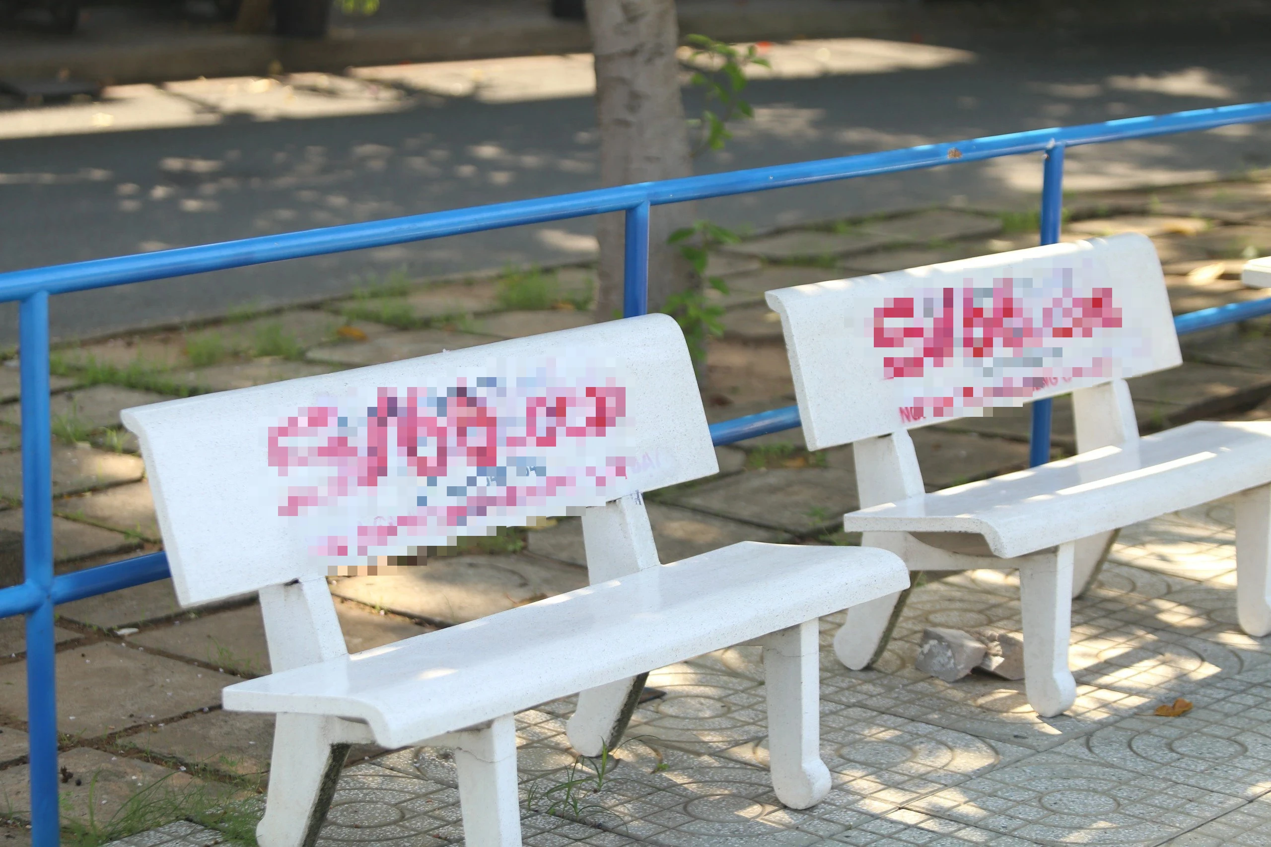 Nhiều ghế đá ở TP.Thủ Đức bị xịt sơn quảng cáo cá cược trước EURO