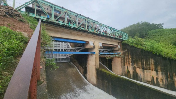 Nhiều hồ chứa ở Hà Tĩnh xả tràn phòng lũ lớn