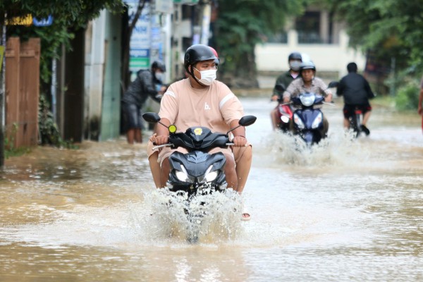 Nhiều khu vực phía tây Nha Trang bị ngập sâu