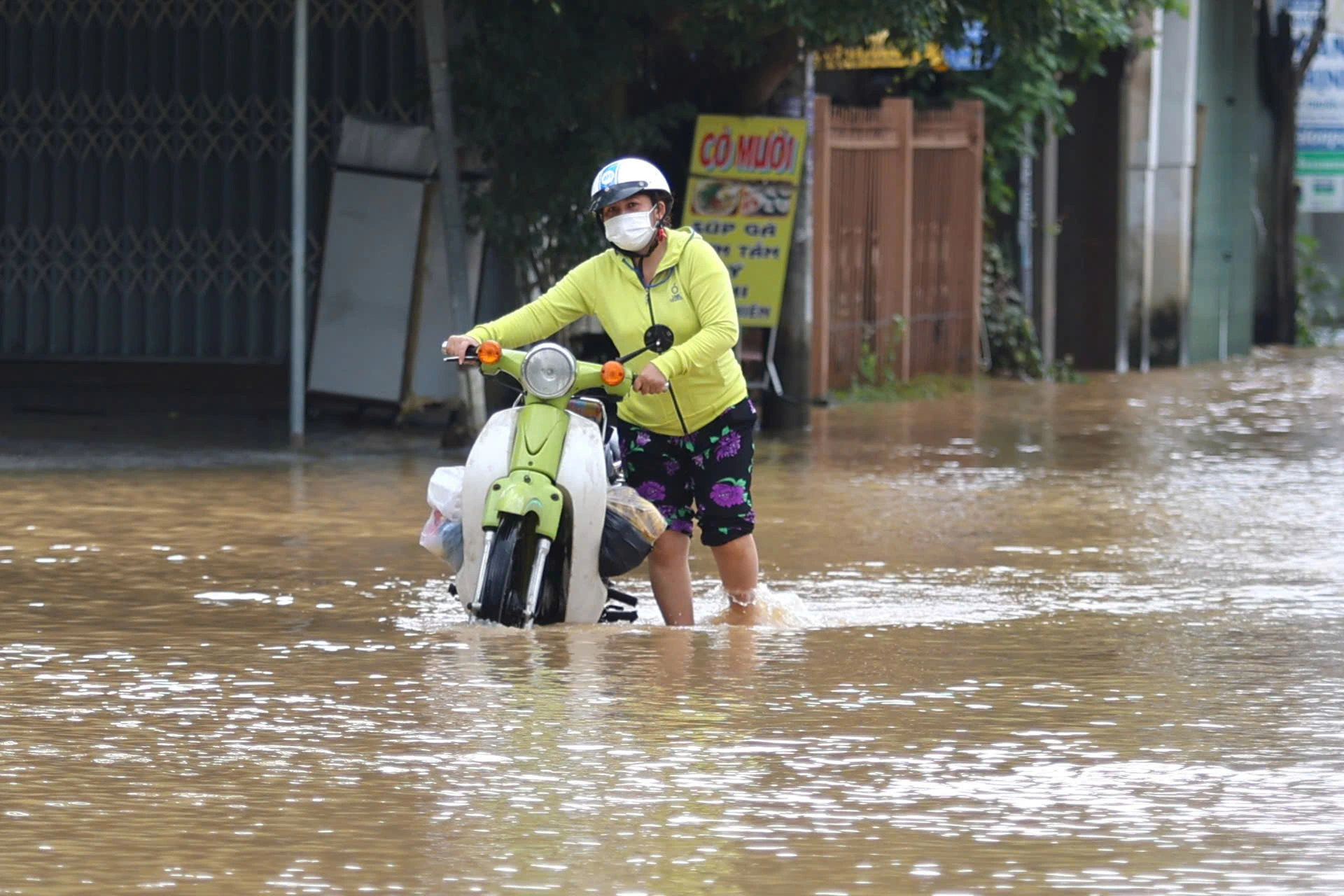 Nhiều khu vực phía tây Nha Trang bị ngập sâu