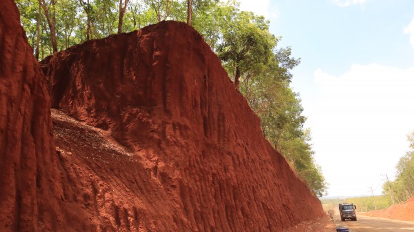 Nhiều nhà dân chênh vênh bên mép vực sâu: Quản lý công trình nói gì? Nhiều nhà dân chênh vênh bên mép vực sâu: Quản lý công trình nói gì?