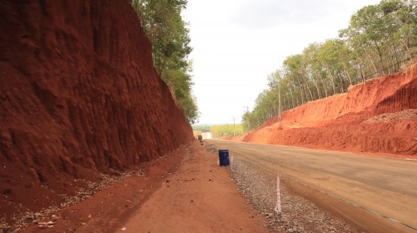 Nhiều nhà dân chênh vênh bên mép vực sâu: Quản lý công trình nói gì? Nhiều nhà dân chênh vênh bên mép vực sâu: Quản lý công trình nói gì?