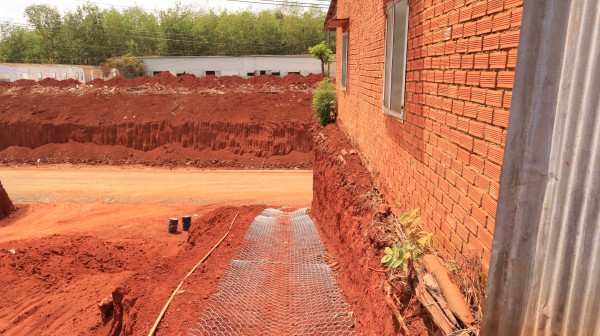 Nhiều nhà dân chênh vênh bên mép vực sâu: Quản lý công trình nói gì? Nhiều nhà dân chênh vênh bên mép vực sâu: Quản lý công trình nói gì?