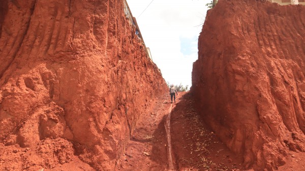 Nhiều nhà dân chênh vênh bên mép vực sâu: Quản lý công trình nói gì? Nhiều nhà dân chênh vênh bên mép vực sâu: Quản lý công trình nói gì?