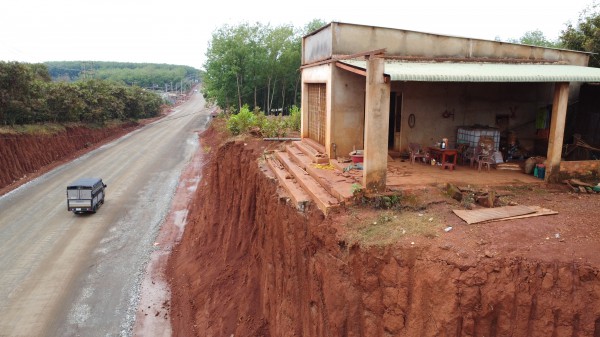 Nhiều nhà dân chênh vênh bên mép vực sâu: Quản lý công trình nói gì? Nhiều nhà dân chênh vênh bên mép vực sâu: Quản lý công trình nói gì?