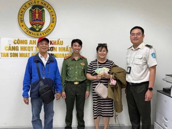 Nhiều tỉ đồng, vàng thất lạc được trao trả cho khách ở sân bay Tân Sơn Nhất