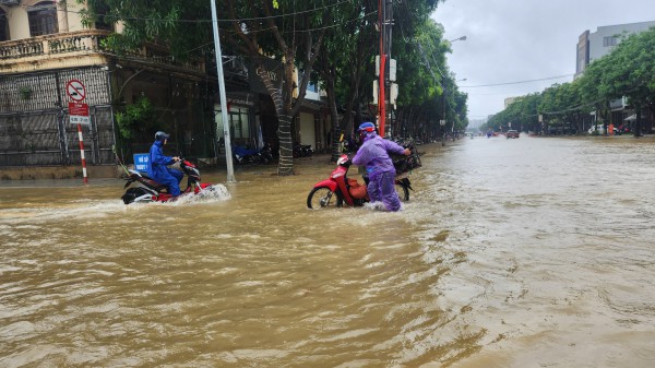 Nhiều tuyến đường ở TP.Hà Tĩnh ngập sâu do mưa lớn